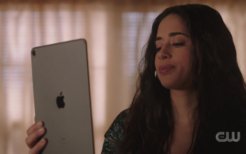 Apple iPad Tablet of Jeanine Mason as Liz Ortecho in Roswell, New Mexico S03E01 Hands (3)