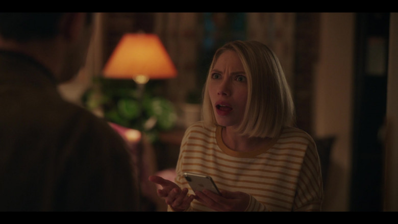 Apple iPhone Smartphone Held by Tavi Gevinson as Kate Keller in Gossip Girl S01E01 TV Show 2021