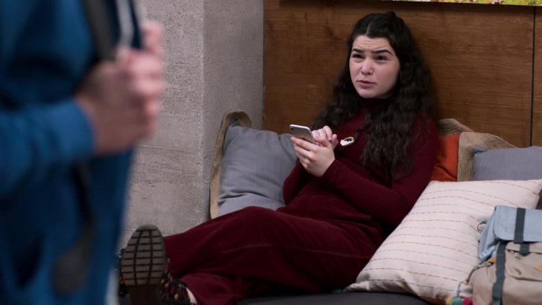Apple iPhone Smartphone in Atypical S04E02 Master of Penguins (2021)