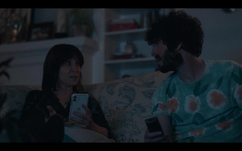 Apple iPhone Smartphone in Dave S02E08 The Burds (2021)