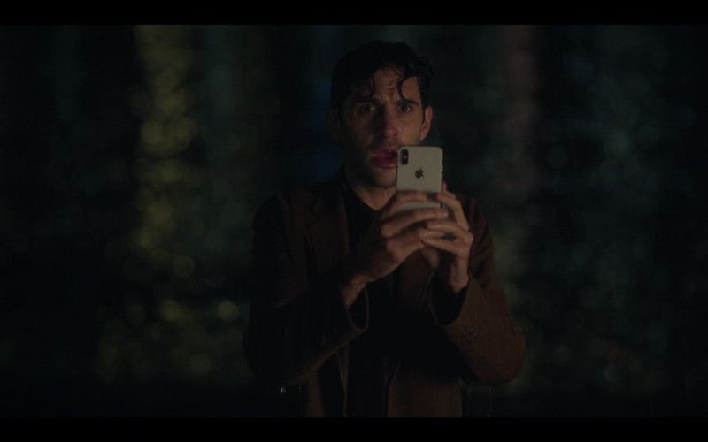 Apple iPhone Smartphone of Adam Chanler-Berat in Gossip Girl S01E01 TV Show 2021