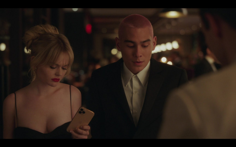 Apple iPhone Smartphone of Emily Alyn Lind as Audrey Hope in Gossip Girl S01E02 She's Having a Maybe (2021)