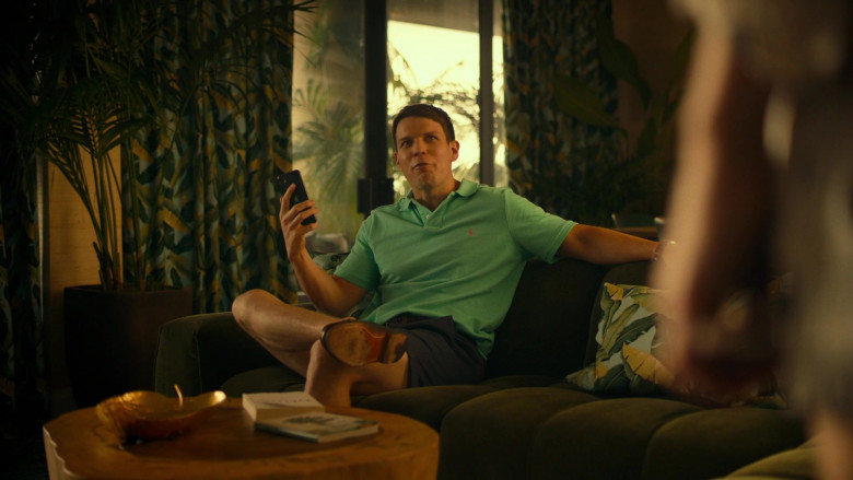 Apple iPhone Smartphone of Jake Lacy as Shane Patton in The White Lotus E01 Arrivals (2021)