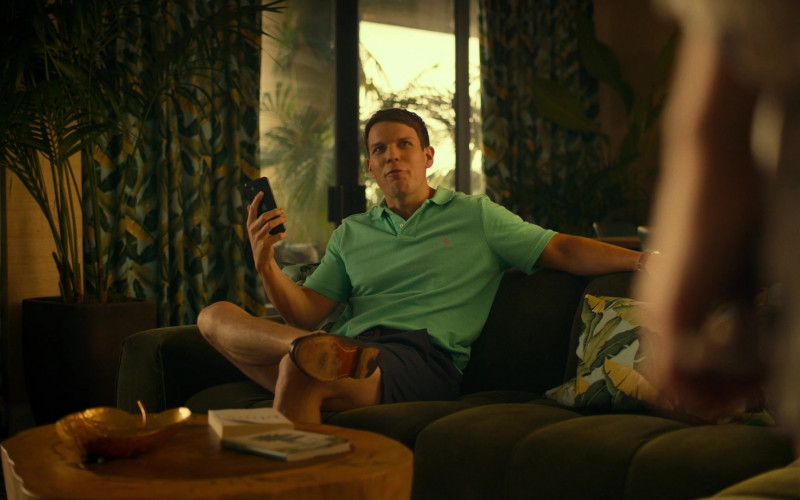 Apple iPhone Smartphone of Jake Lacy as Shane Patton in The White Lotus E01 Arrivals (2021)