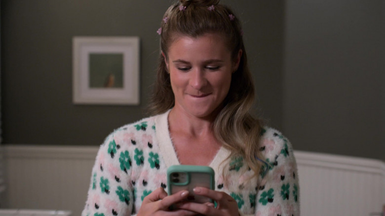 Apple iPhone Smartphone of Jenna Boyd as Paige Hardaway in Atypical S04E07 Channel the Cat (2021)