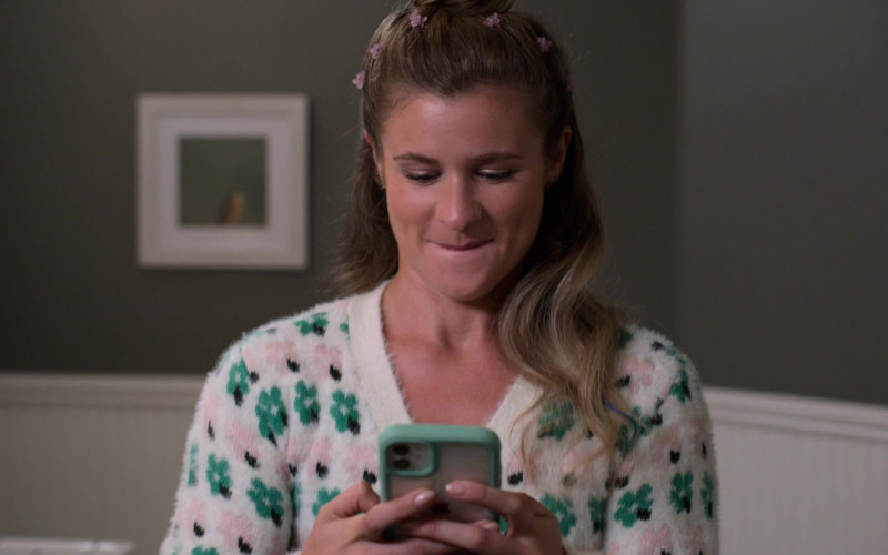 Apple iPhone Smartphone of Jenna Boyd as Paige Hardaway in Atypical S04E07 Channel the Cat (2021)