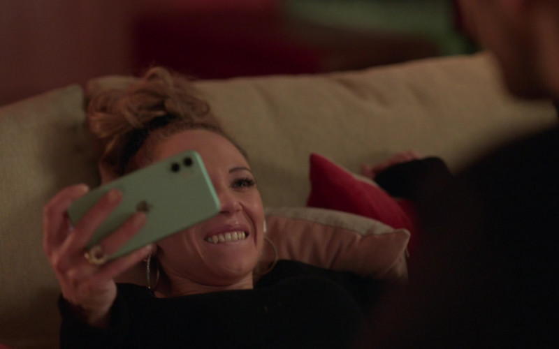 Apple iPhone Smartphone of Juno Temple as Keeley Jones in Ted Lasso S02E02 Lavender (2021)
