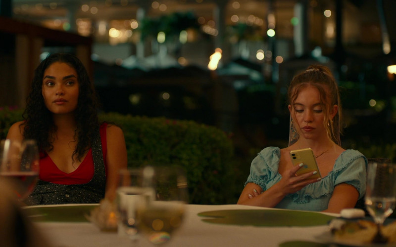 Apple iPhone Smartphone of Sydney Sweeney as Olivia Mossbacher in The White Lotus S01E02 TV Show