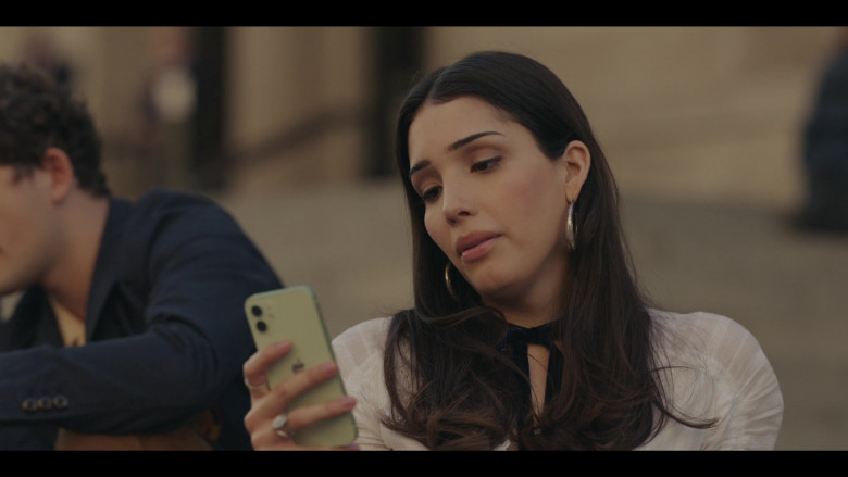 Apple iPhone Smartphone of Zión Moreno as Luna La in Gossip Girl S01E01 Just Another Girl on the MTA (2021)