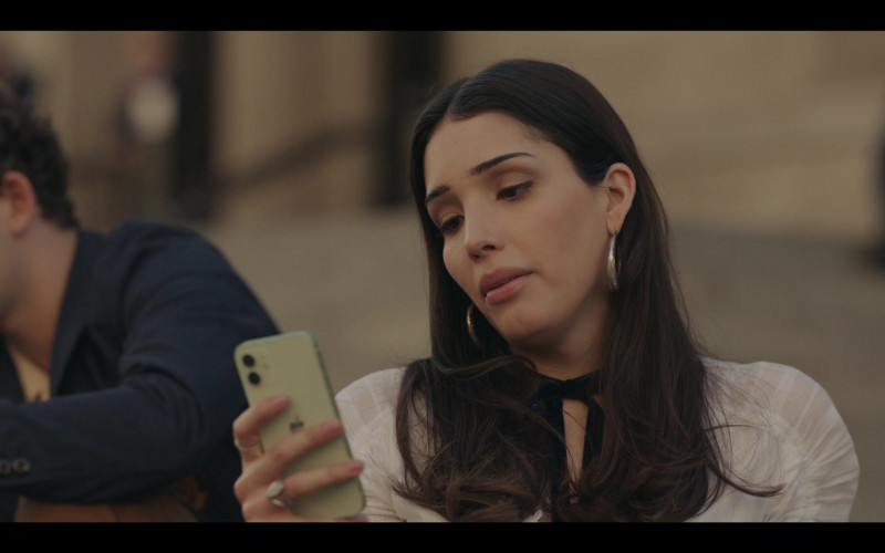 Apple iPhone Smartphone of Zión Moreno as Luna La in Gossip Girl S01E01 Just Another Girl on the MTA (2021)