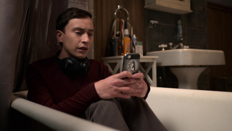 Bose Headphones of Keir Gilchrist as Sam Gardner in Atypical S04E01 Magical Bird #1 (2021)