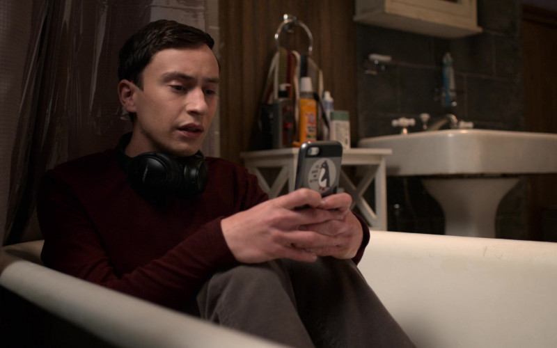 Bose Headphones of Keir Gilchrist as Sam Gardner in Atypical S04E01 Magical Bird #1 (2021)