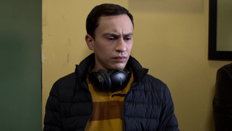 Bose Headphones of Keir Gilchrist as Sam Gardner in Atypical S04E06 Are You in Fair Health (2021)