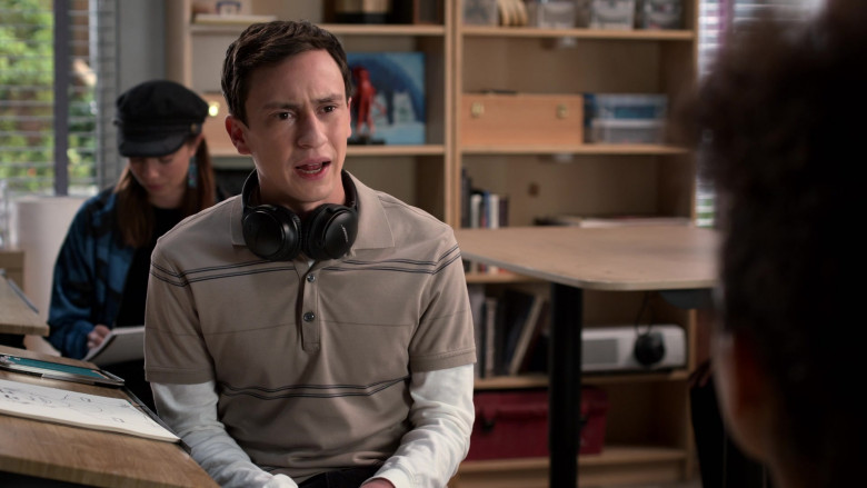Bose Wireless Headphones of Keir Gilchrist as Sam Gardner in Atypical S04E03 You Say You Want a Revolution (2021)