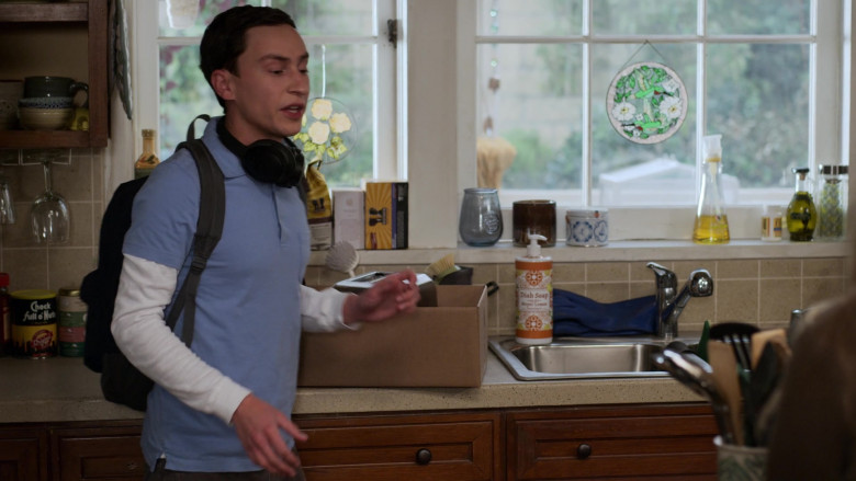 Chock Full o' Nuts and Westrock Coffee in Atypical S04E03 You Say You Want a Revolution (2021)