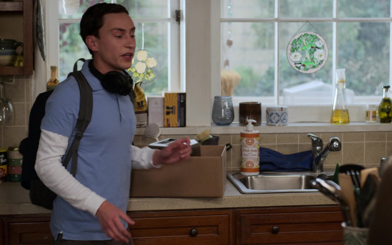 Chock Full o' Nuts and Westrock Coffee in Atypical S04E03 "You Say You Want a Revolution" (2021)