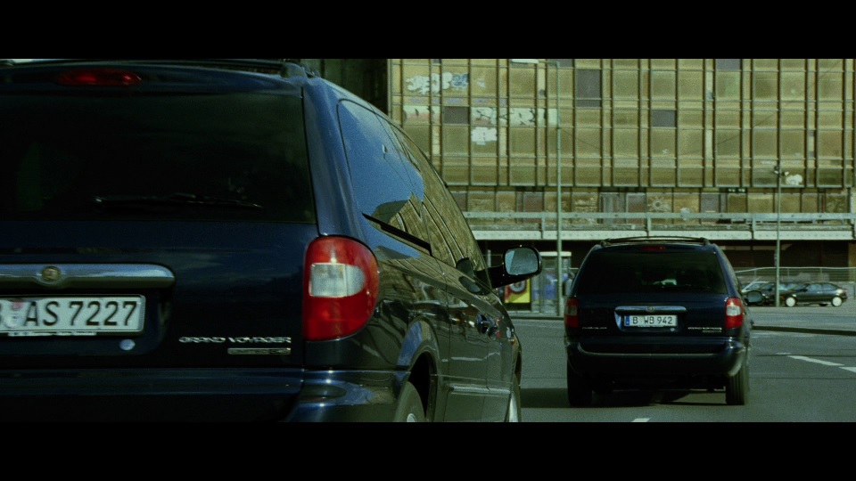 S4 dans les films et séries  - Page 2 Chrysler-Grand-Voyager-Limited-CRD-Cars-in-The-Bourne-Supremacy-2