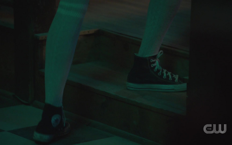 Converse Sneakers in Roswell, New Mexico S03E01 Hands (2021)