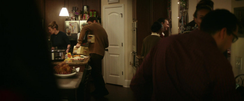 Coors Banquet Beer Pack Held by Chris Pratt as Dan Forester in The Tomorrow War (2)