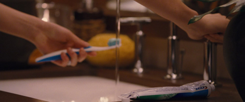 Crest Toothpaste in The Twilight Saga Breaking Dawn – Part 1 (2011)