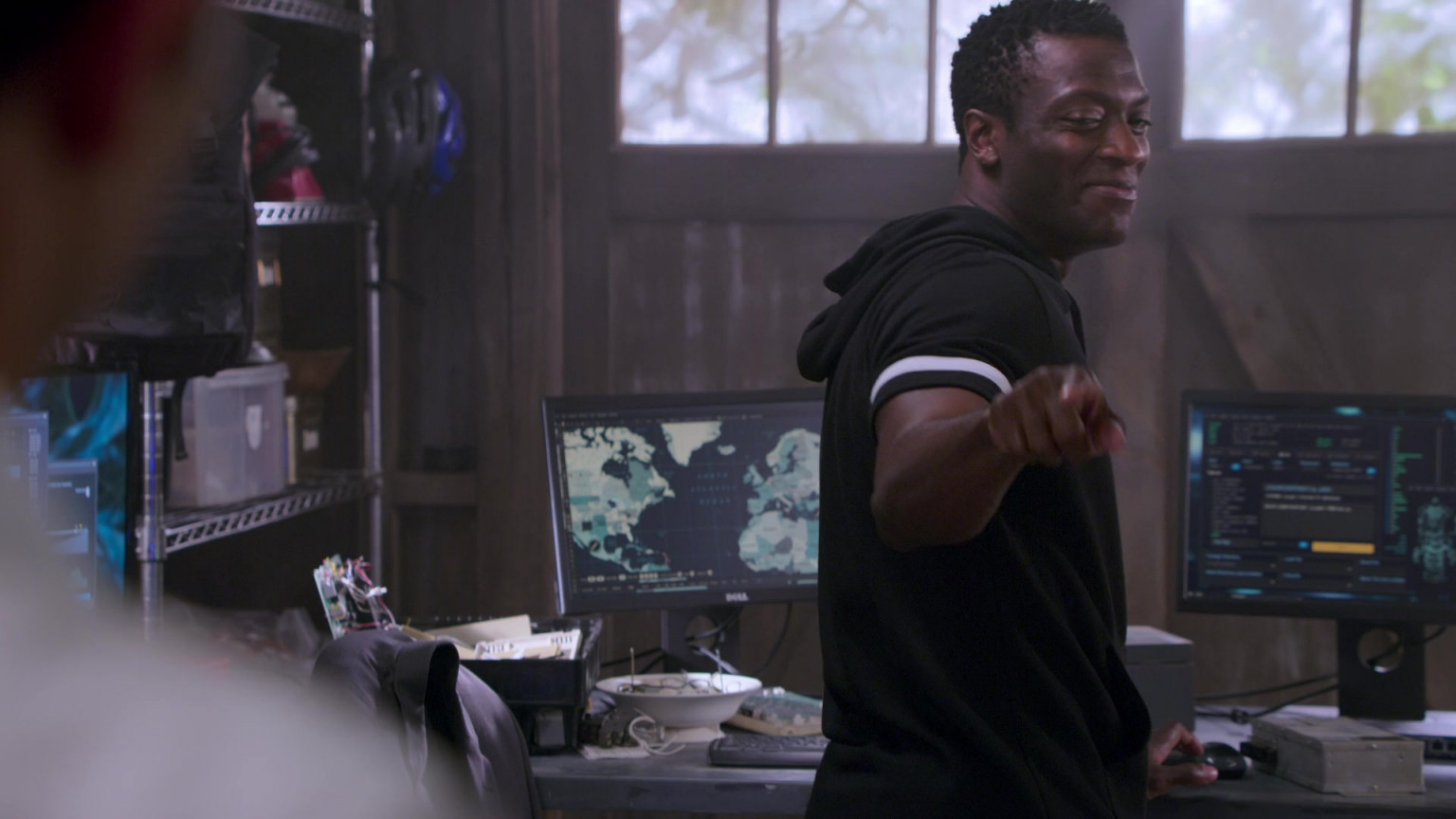 Dell Computer Monitor Used By Aldis Hodge As Alec Hardison In Leverage Redemption S E The