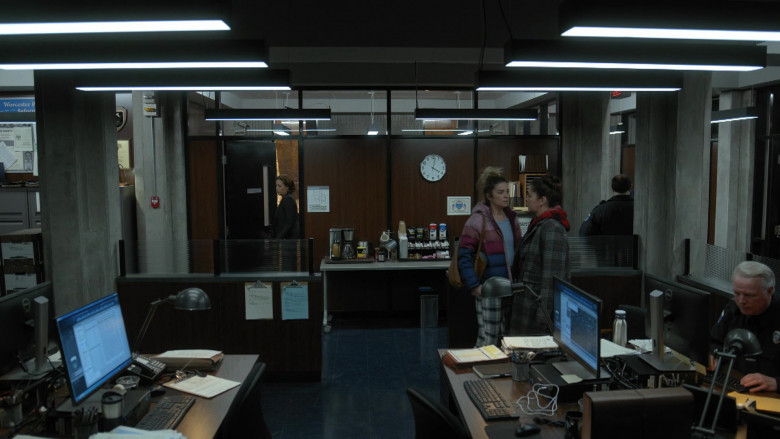 Dell Computer Monitors in Kevin Can Fk Himself S01E08 Fixed (1)