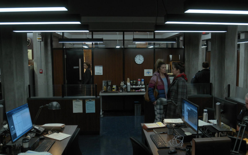 Dell Computer Monitors in Kevin Can Fk Himself S01E08 Fixed (1)