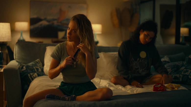 Doritos and Lay’s Chips Enjoyed by Sydney Sweeney as Olivia Mossbacher & Brittany O’Grady as Paula in The White Lotus S01E02 New Day (2021)