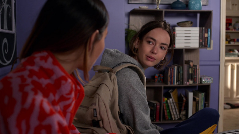 Everest Backpack of Brigette Lundy-Paine as Casey Gardner in Atypical S04E05 Dead Dreams (2021)
