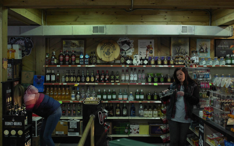 Fernet-Branca and Michter’s American Whiskeys in Kevin Can Fk Himself S01E05 New Patty (2021)