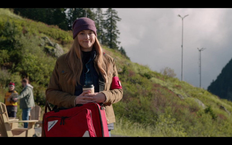 Ferno Bag of Alexandra Breckenridge as Melinda ‘Mel’ Monroe in Virgin River S03E06 Jack and Jill (2021)
