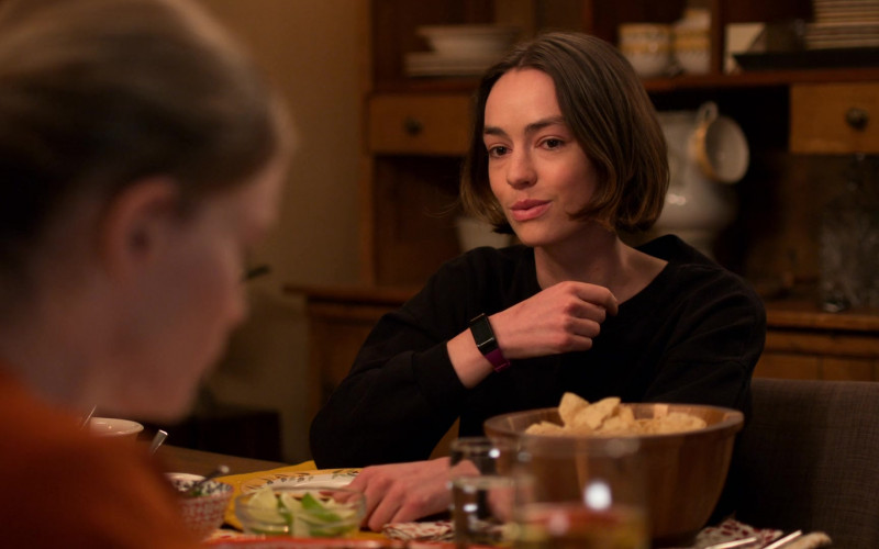 Fitbit Charge Advanced Fitness Tracker of Brigette Lundy-Paine as Casey Gardner in Atypical S04E05 "Dead Dreams" (2021)