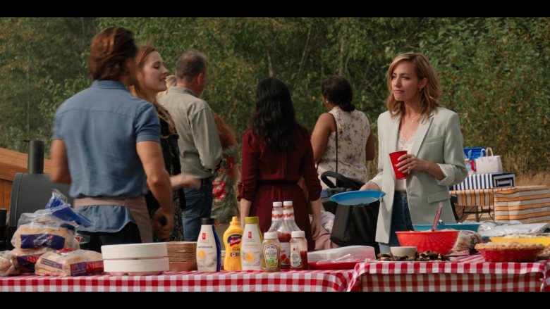 French's Mustard and Heinz Sauce and Ketchup in Virgin River S03E01 Where There's Smoke… (2021)