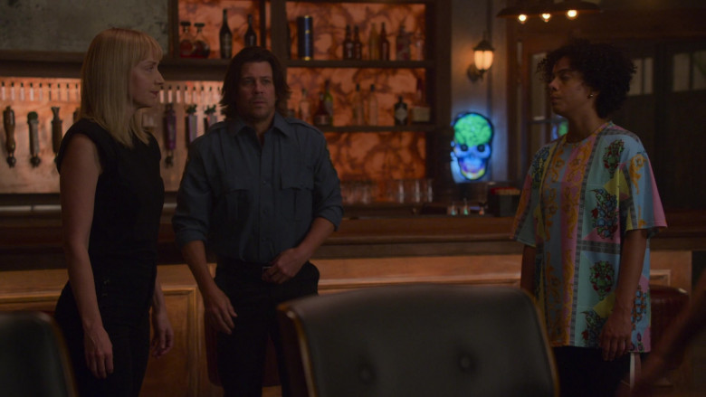 Ghost in the Machine Beer Skull Sign (Parish Brewing Co.) in Leverage Redemption S01E03 The Rollin’ on the River Job (2)