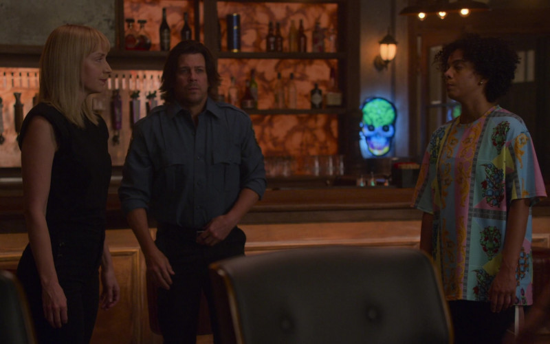 Ghost in the Machine Beer Skull Sign (Parish Brewing Co.) in Leverage Redemption S01E03 The Rollin’ on the River Job (2)