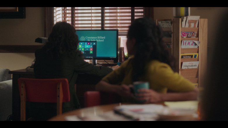 HP Computer Monitor in Gossip Girl S01E01 Just Another Girl on the MTA (2021)