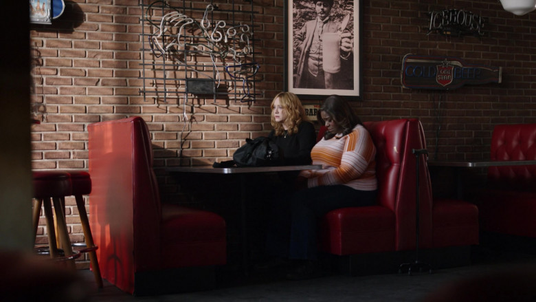 Icehouse and Lone Star Beer Signs in Good Girls S04E12 Family First (2021)