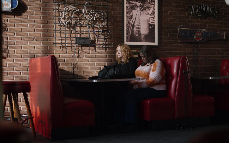 Icehouse and Lone Star Beer Signs in Good Girls S04E12 Family First (2021)
