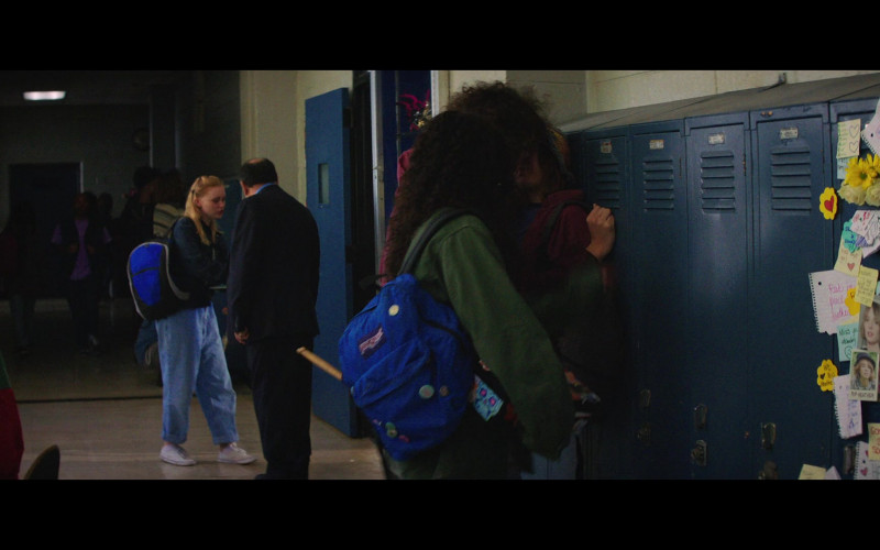 JanSport Blue Backpack of Kiana Madeira as Deena in Fear Street Part 1 1994 (2021)
