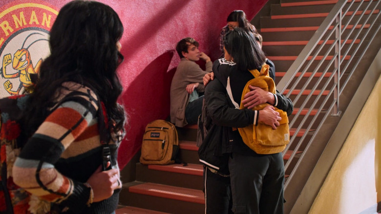 Jansport Backpack in Never Have I Ever S02E08 … been Daisy Buchanan (2021)