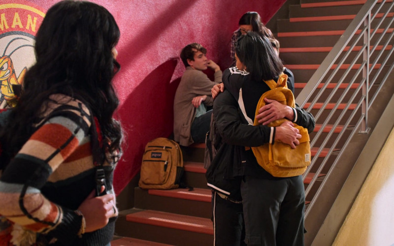 Jansport Backpack in Never Have I Ever S02E08 … been Daisy Buchanan (2021)