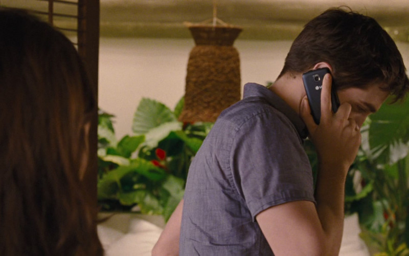 LG Mobile Phone Used by Robert Pattinson as Edward Cullen in The Twilight Saga Breaking Dawn – Part 1 (2011)