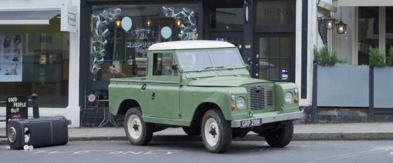 Land Rover Car in Peter Rabbit 2 The Runaway 2021 Movie (10)
