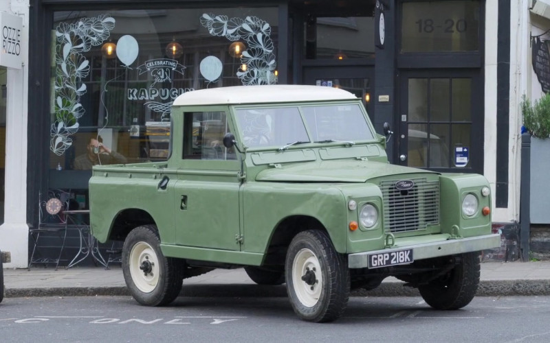 Land Rover Car in Peter Rabbit 2 The Runaway 2021 Movie (10)