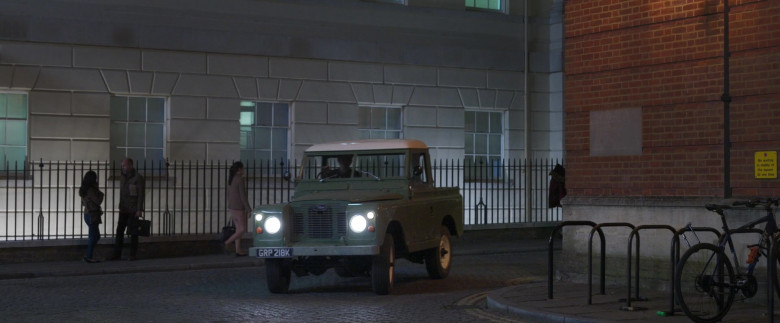Land Rover Car in Peter Rabbit 2 The Runaway 2021 Movie (5)
