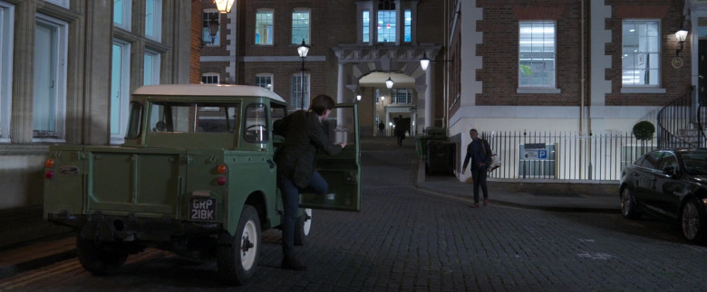 Land Rover Car in Peter Rabbit 2 The Runaway 2021 Movie (6)