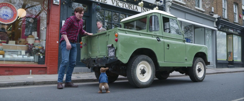 Land Rover Car in Peter Rabbit 2 The Runaway 2021 Movie (9)
