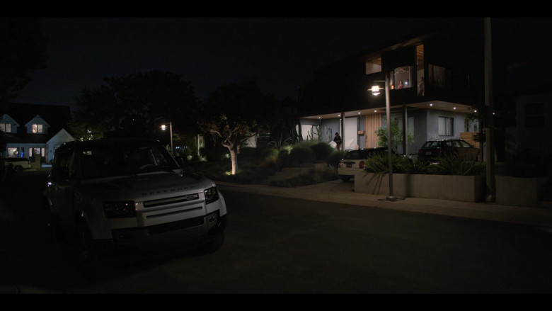 Land Rover Defender SUV in American Horror Stories S01E01 TV Show (2)