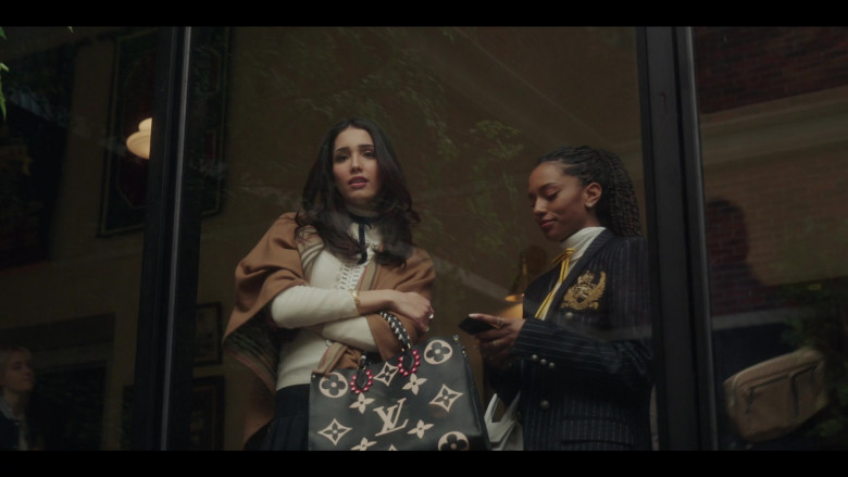 Louis Vuitton Bag of Zión Moreno as Luna La in Gossip Girl S01E04 Fire Walk With Z (2021)