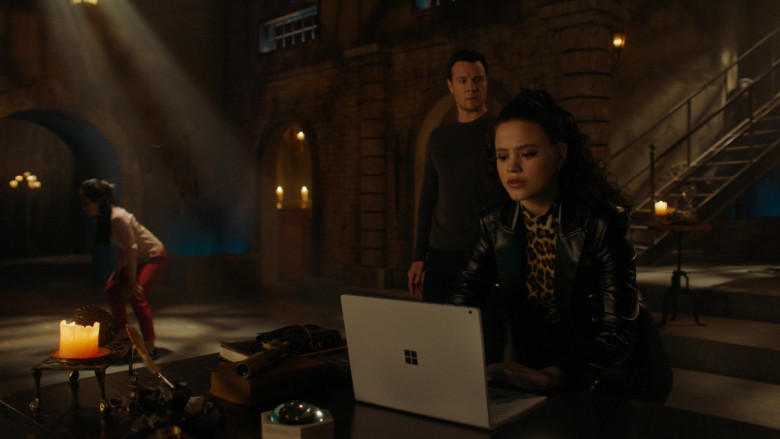 Microsoft Surface Laptop in Charmed S03E17 The Storm Before the Calm (1)